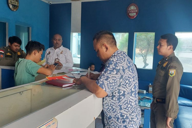 Petugas menginformasikan tunggakan pajak kepada pengelola karaoke di kawasan Bandungan Kabupaten Semarang