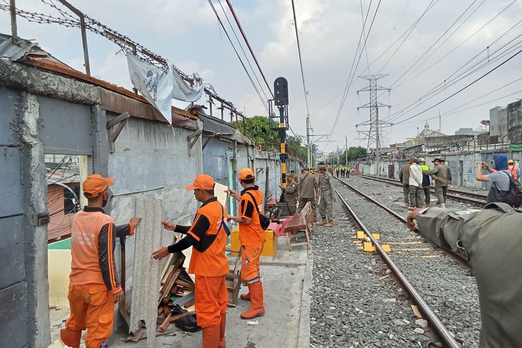 Aparat gabungan menertibkan 35 bangunan liar yang digunakan sebagai tempat prostitusi di kawasan Gang Royal, Pekojan, Tambora, Jakarta Barat, Kamis (16/10/2025)