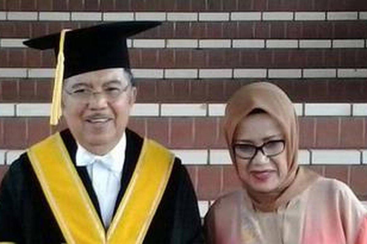 Mantan Wakil Presiden Jusuf Kalla menerima gelar Doktor Honoris Causa dari Universitas Indonesia. Kalla didampingi oleh istrinya saat menerima gelar tersebut.