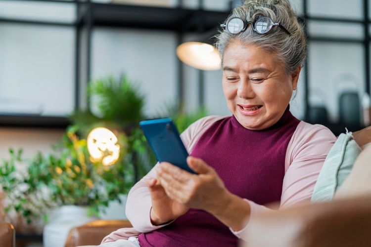 Menantu bukan sekadar penghasil cucu. Simak cara penting yang perlu diterapkan ibu mertua saat menemani proses persalinan, menurut psikolog.