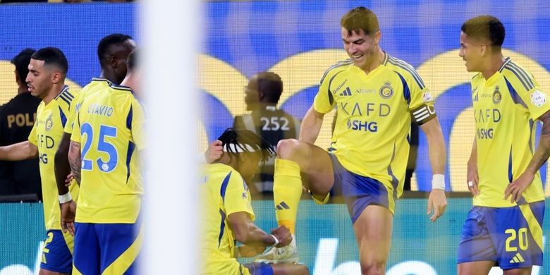 Cristiano Ronaldo merayakan dengan rekan satu timnya setelah mencetak gol pertama dalam pertandingan Liga Arab Saudi antara Al Nassr vs Al-Riyadh di Al Awwal Park di Riyadh pada 12 April 2025. (Photo by Fayez NURELDINE / AFP)