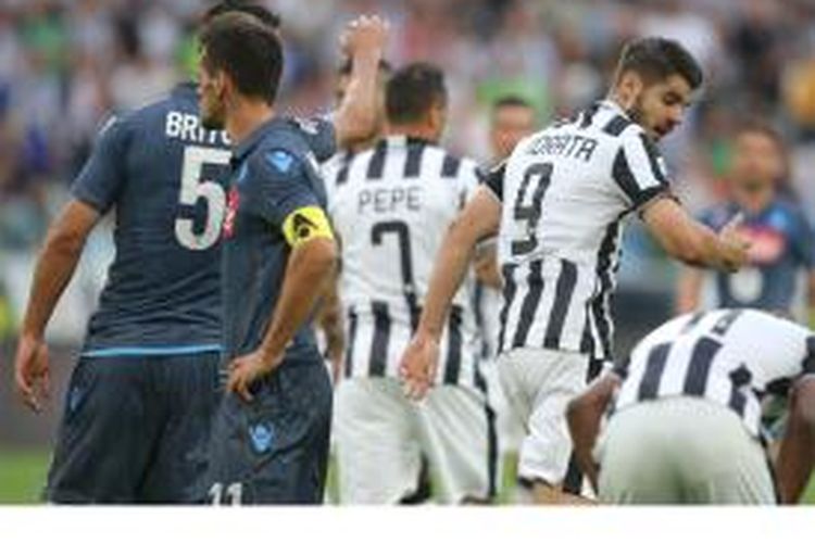 Penyerang Juventus Alvaro Morata (kanan) beradu mulut dengan bek Napoli Miguel Britos (kiri) yang menerima kartu merah dalam laga Serie-A di Juventus Stadium, Sabtu (23/5/2015). Juventus menang 3-1.