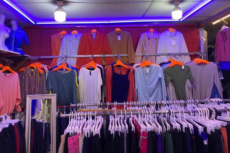 Koleksi baju second Via Collection di Pasar Baru, Jakarta Pusat, Selasa (02/04/2024).
