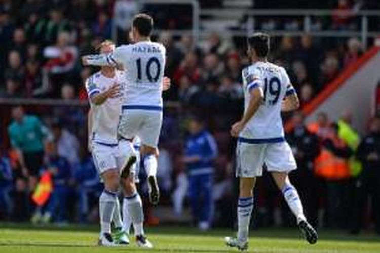 Eden Hazard merayakan gol Chelsea ke gawang Bournemouth bersama Branislav Ivanovic dan Diego Costa, Sabtu (23/4/2016).
