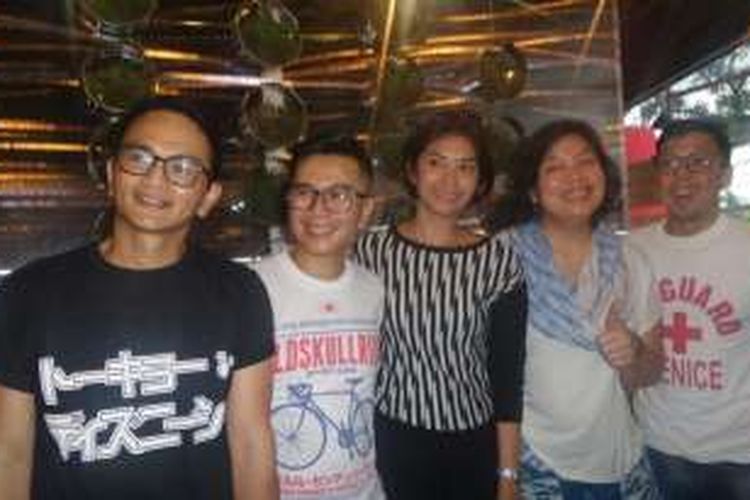Para personel grup vokal Project Pop menggelar jumpa pers di Reunion Cafe, Panglima Polim, Jakarta Selatan, Rabu (11/1/2016). Mereka memberikan keterangan terkait kondisi kesehatan Muhammad Fachroni atau Oon yang menderita diabetes.