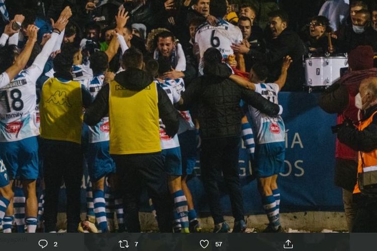 Para pemain CD Alcoyano merayakan kemenangan bersama pendukungnya. Alcoyano akan menjadi lawan Real Madrid pada babak 16 besar Copa del Rey 2021-2022. (Sumber foto: Tangkapan layar Twitter CD Alcoyano)