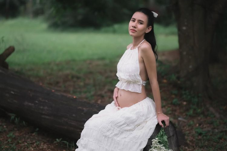 Shenina Cinnamon dan Angga Yunanda umumkan kehamilan pertama dengan pemotretan serba putih yang penuh kehangatan. Intip 9 gayanya.
