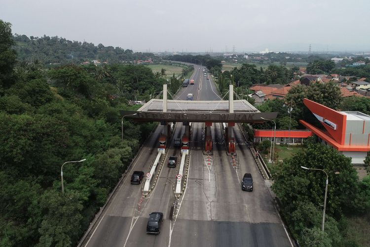 Gerbang tol Merak, Banten, Selasa (21/5/2019). Pekerjaan pelebaran jalan di ruas tol Tangerang - Merak dimulai dari KM 39 hingga KM 51 dan dijadwalkan rampung pada September 2019 merupakan titia Irawan kemacetan saat mudik lebaran.