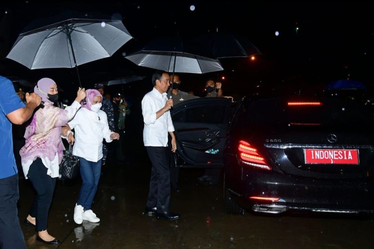 Presiden Joko Widodo dan Ibu Iriana Joko Widodo saat  tiba di Bandar Udara Internasional Juanda, Kabupaten Sidoarjo pada Senin (6/2/2023) petang.