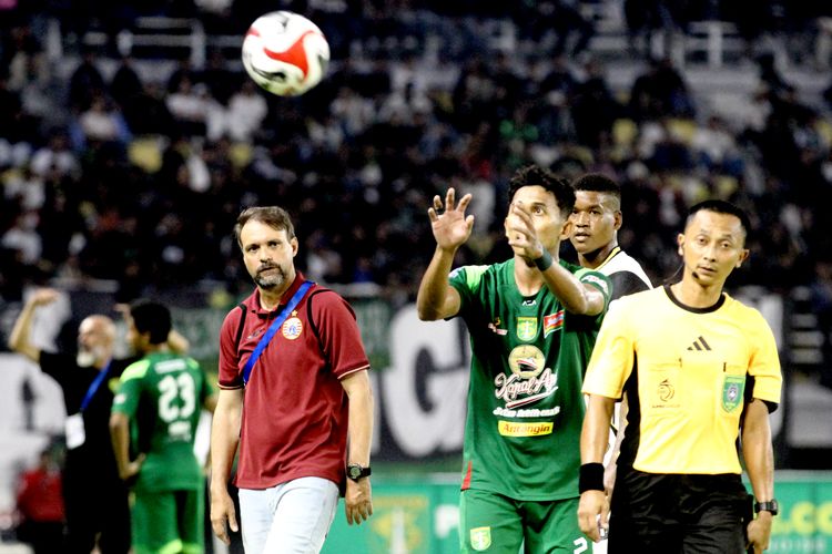 Pelatih Persija Jakarta Mauricio Souza saat laga pekan ke-9 Super League 2025-2026 melawan Persebaya Surabaya yang berakhir dengan skor 1-3 yang berlangsung di Stadion Gelora Bung Tomo Surabaya, Jawa Timur, Sabtu (18/10/2025) malam.