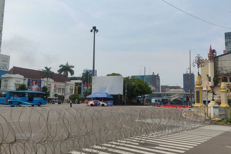 Jalan Raya IR. H. Juanda menuju Perempatan Harmoni dipasangkan kawat berduri seiring adanya aksi demonstrasi menolak Undang-Undang Cipta Kerja di kawasan Medan Merdeka Barat, Rabu (28/10/2020)