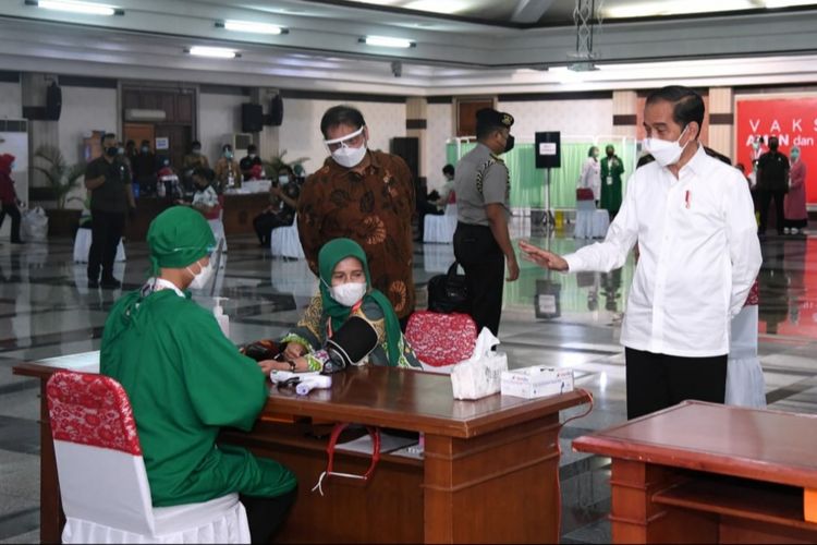 Presiden Joko Widodo meninjau vaksinasi massal bagi para pelayan publik di Gedung Gradhika Bhakti Praja, Kompleks Kantor Gubernur Jawa Tengah, Kota Semarang, Rabu (10/3/2021). 
