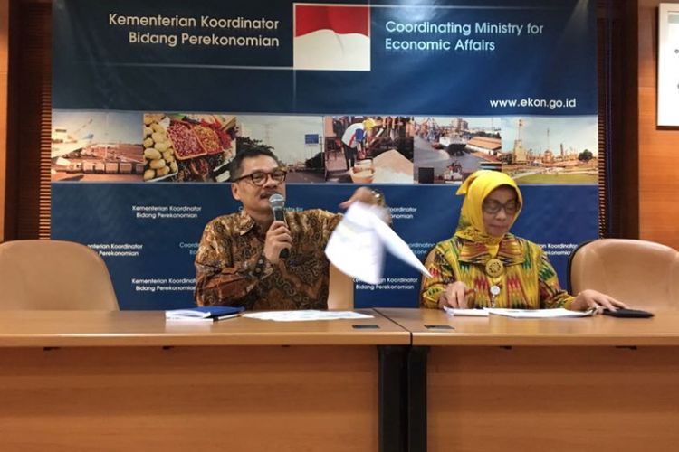 Deputi Bidang Koordinasi Ekonomi Makro dan Keuangan Iskandar Simorangkir bersama Deputi Bidang Pembiayaan Yuana Sutyowati saat menyampaikan skema KUR khusus pariwisata di Kementerian Koordinator Bidang Perekonomian, Rabu (8/8/2018).