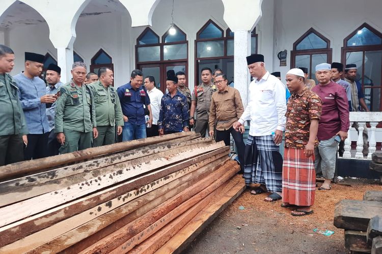 Gubernur Sumbar Mahyeldi hibahkan kayu temuan untuk masjid, Jumat (22/9/2023)