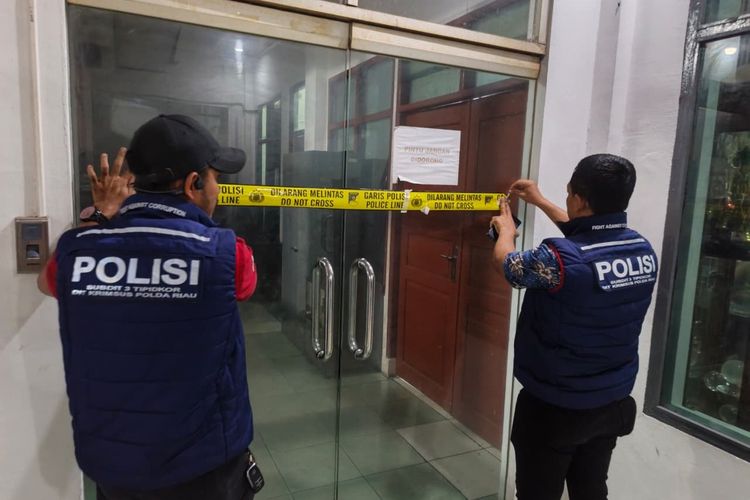 Polda Riau Geledah Kantor Dinas PUTR Rohil Terkait Dugaan Korupsi Pembangunan Jembatan