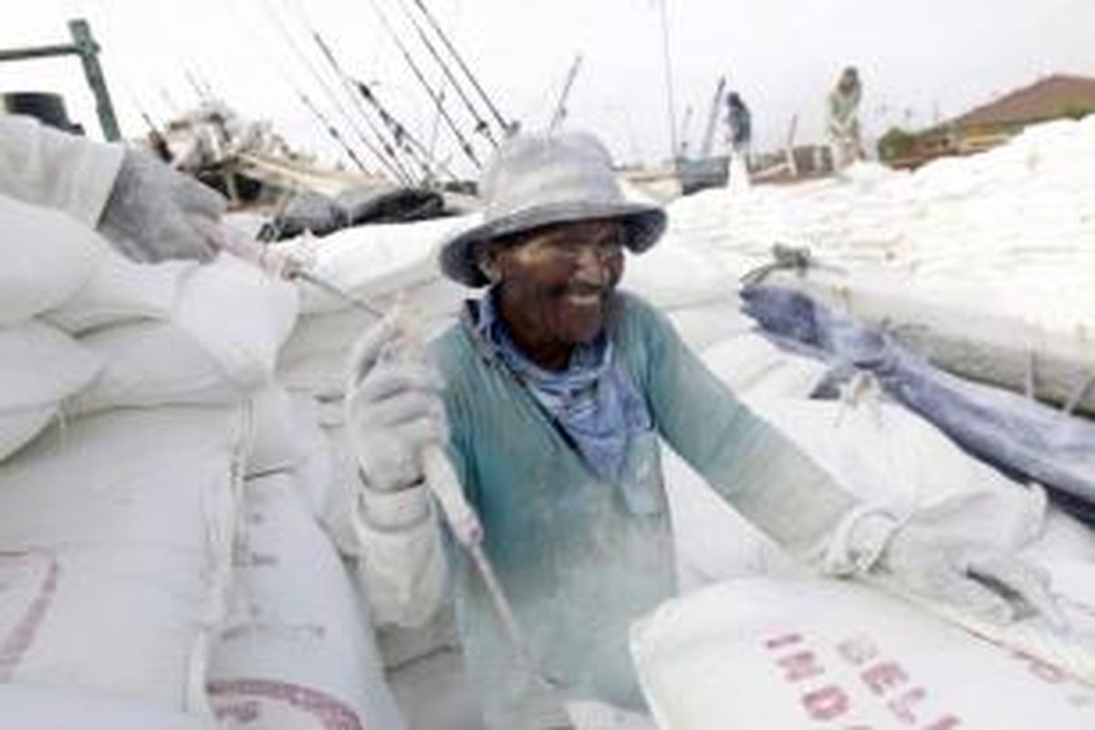 Buruh angkut ketika melakukan pekerjaannya di Pelabuhan Sunda Kelapa, Jakarta Utara, Selasa (30/4/2013). Besok pada tanggal 1 Mei, para buruh sedunia akan memperingati Hari Buruh atau biasa disebut dengan May Day.