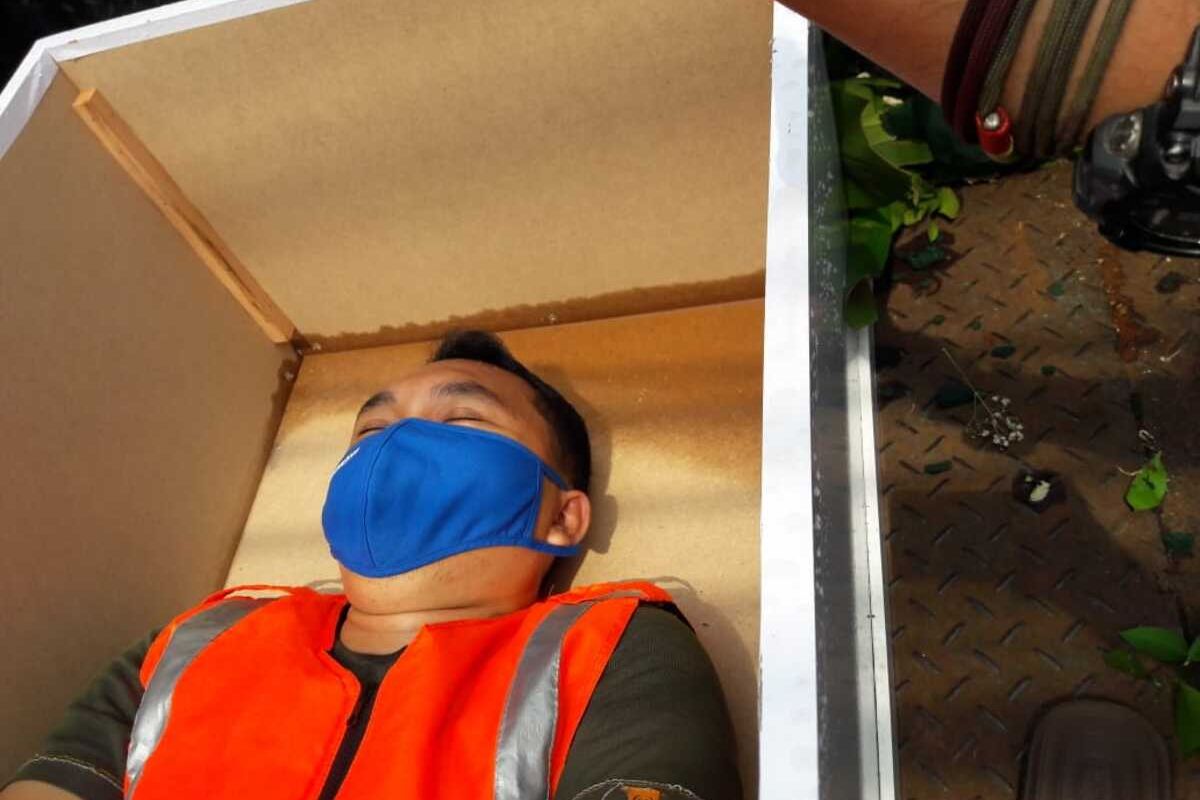 Warga yang tidak pakai masker masuk peti mati di kawasan Kalisari, Jakarta Timur, Kamis (3/9/2020)