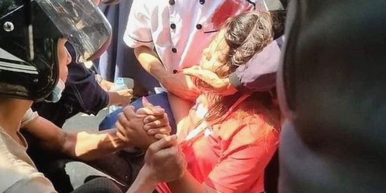 Foto di media sosial memerlihatkan seorang demonstran perempuan tersungkur dalam demonstrasi menentang kudeta Myanmar di Naypyidaw. Demonstran tersebut dilaporkan ditembak di bagian kepala.