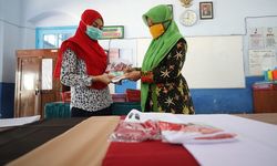Wali Kota Madiun dan Wakilnya Bagikan Seragam Sekolah Gratis ke Siswa SD dan SMP