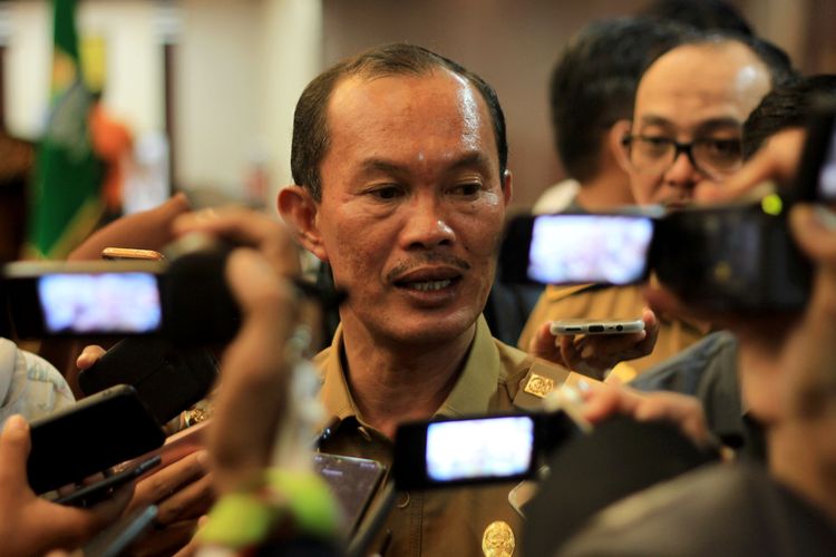 Walikota Palembang Harnojoyo saat menggelar rapat membahas pencegahan virus corona.