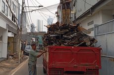 Korban Kebakaran di Kampung Bali Jual Seng dan Puing Rumah demi Bertahan Hidup