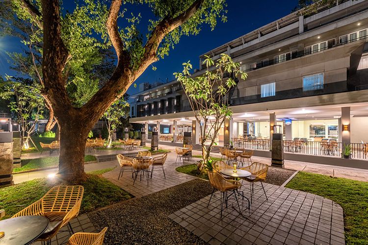 Terrace Garden Oakwood Hotel and Apartments menawarkan suasana yang cantik pada malam hari.