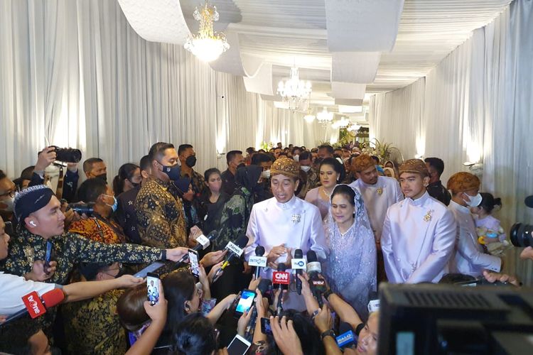 Presiden Jokowi bersama Ibu Negara Iriana Jokowi dan Kaesang Pangarep seusai prosesi midodareni, di kediaman Erina Gudono, Jumat (9/12/2022).