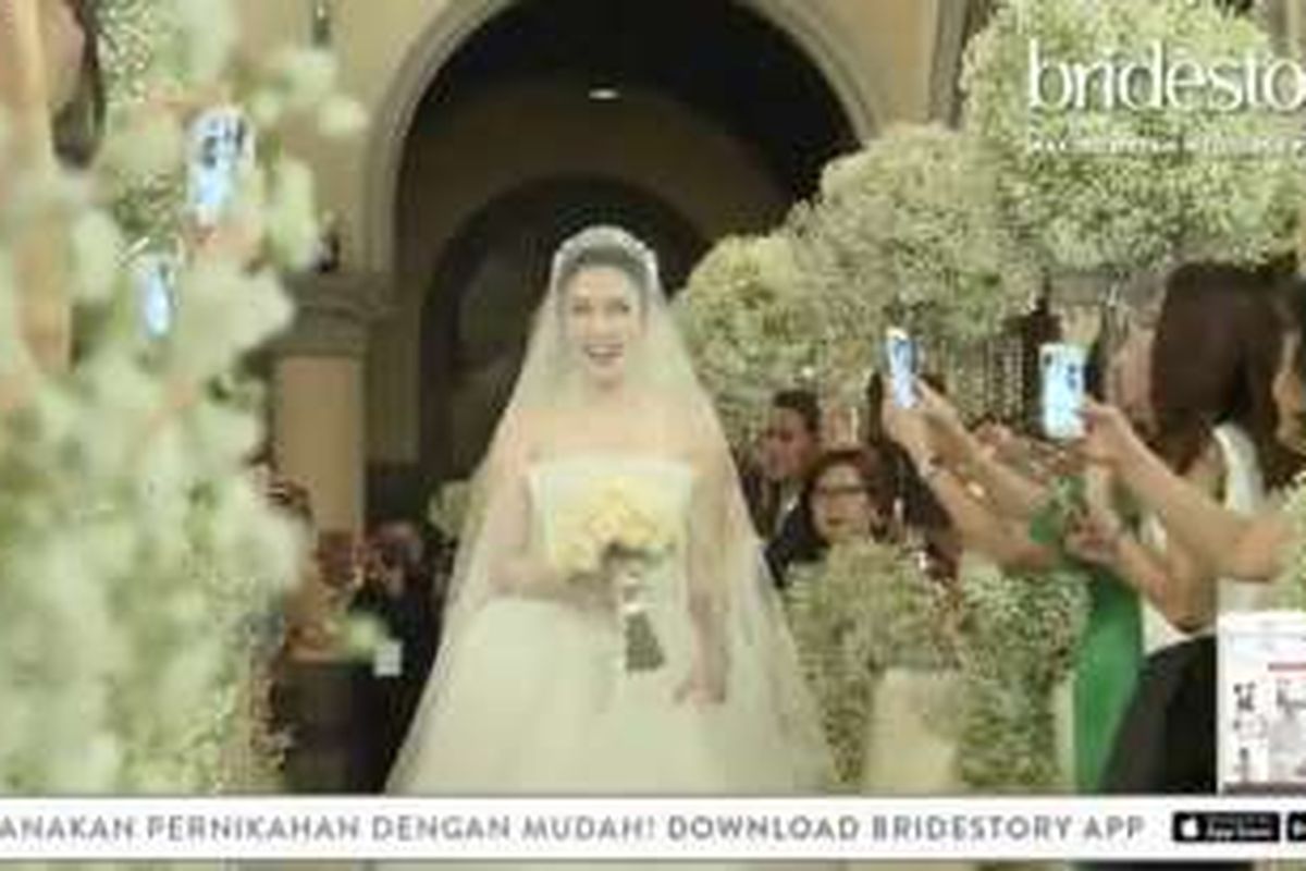 Sandra Dewi berjalan menuju altar pada upacara pemberkatan nikahnya dengan Harvey Moeis di Gereja Katedral Jakarta, Selasa (8/11/2016).