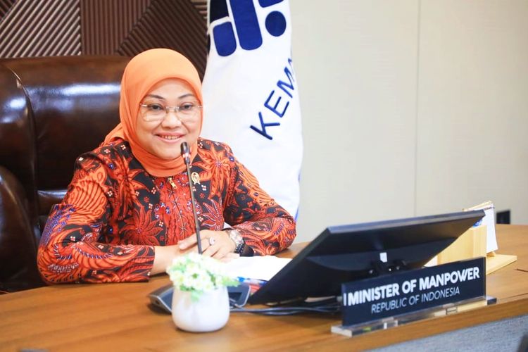 Menteri Ketenagakerjaan (Menaker) Ida Fauziyah saat melakukan video conference dengan Menteri Sumber Daya Manusia Malaysia pada Kamis (6/5/2021).