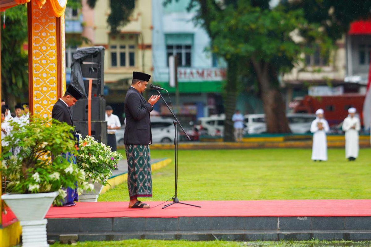 Gubernur Sumatera Utara (Sumut) Bobby Nasution dalam Apel Akbar Peringatan Hari Santri Nasional 2025 di Lapangan Merdeka Binjai, Rabu (22/10/2025).

