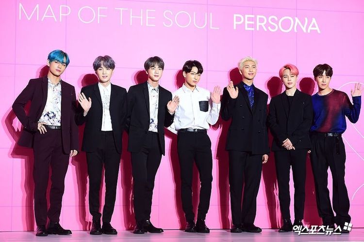 Para member boyband BTS saat konferensi pers global album terbaru mereka berjudul Map of the Soul: Persona.