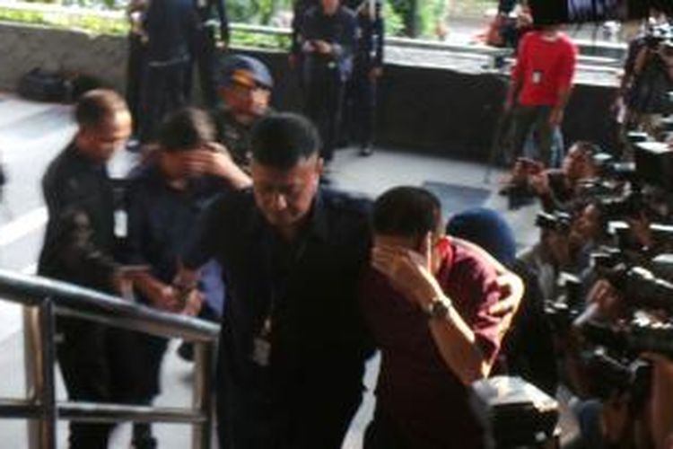 Salah satu tersangka tangkap tangan Musi Banyuasin tiba di Gedung KPK, Kuningan, Jakarta, Sabtu (20/6/2015).