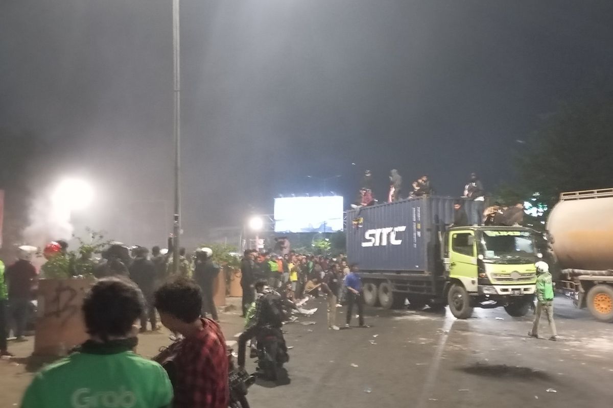 Ratusan massa yang masih bertahan di depan UNM Makassar, Jalan A P Pettarani, Kota Makassar, Sulsel, Jumat (29/8/2025).
