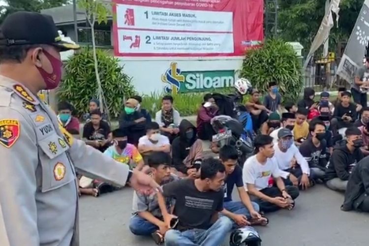 Kapolrestabes Makassar Kombes Pol Yudhiawan Wibisono saat membina para pelaku balap liar di Jalan Metro Tanjung Bunga, Kecamatan Tamalate, Makassar, Senin (27/4/2020) pagi.