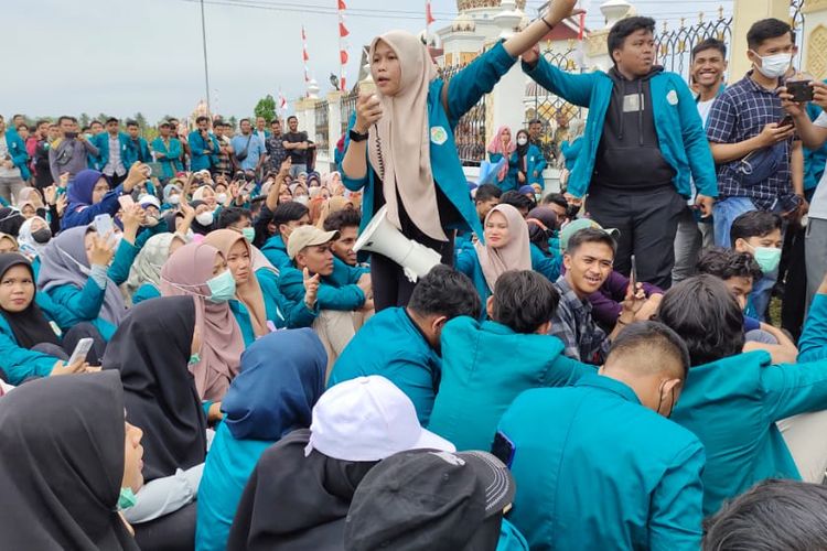 Ratusan mahasiswa dari berbagai kampus di Kabupaten Aceh Utara, Provinsi Aceh, berdemonstrasi di depan Gedung DPRD Aceh Utara dan Kantor Bupati Aceh Utara, Kamis (8/9/2022)