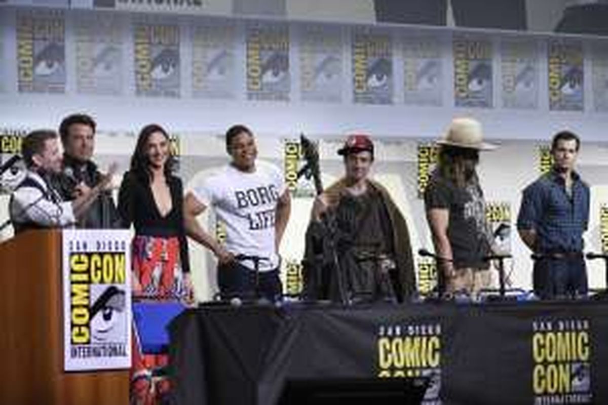 Dari kiri: Sutradara Zack Syner bersama para bintang film Justice League, yakni Ben Affleck, Gal Gadot, Ray Fisher, Ezra Miller, Jason Momoa, dan Henry Cavill, menghadiri Comic-Con International di San Diego, Sabtu (23/7/2016).