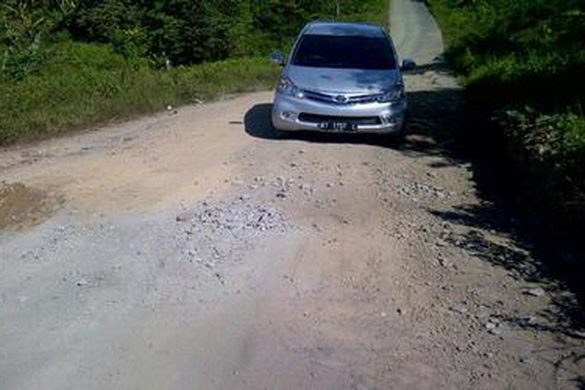 Ruas jalan Tanjung Selor di Bulungan menuju Tanjung Redeb di Berau, Sabtu (27/4/2013), terlihat banyak berlubang. 