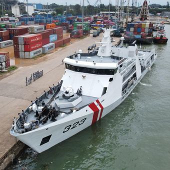 Kapal Negara (KN) Pulau Dua-323 milik Badan Keamanan Laut (Bakamla) RI dilepas dari Dermaga Batu Ampar, Batam, Senin (7/10/2024) ke Vietnam dan Singapura dalam rangka Muhibah.