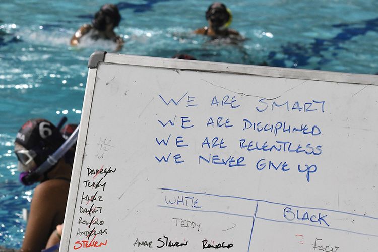 Foto dirilis Senin (2/12/2019), memperlihatkan papan tulis yang bertuliskan semangat bagi timnas Underwater Hockey Indonesia saat berlatih di Stadion Akuatik Gelora Bung Karno (GBK) Senayan, Jakarta. Untuk SEA Games 2019, hoki bawah air Indonesia yang berada di bawah induk Persatuan Olahraga Selam Seluruh Indonesia (PB POSSI) mengirimkan atlet terbaiknya, terdiri dari 12 putra dan 12 putri, yang telah dipersiapkan pada pemusatan latihan nasional (Pelatnas) sejak pertengahan Mei 2019.