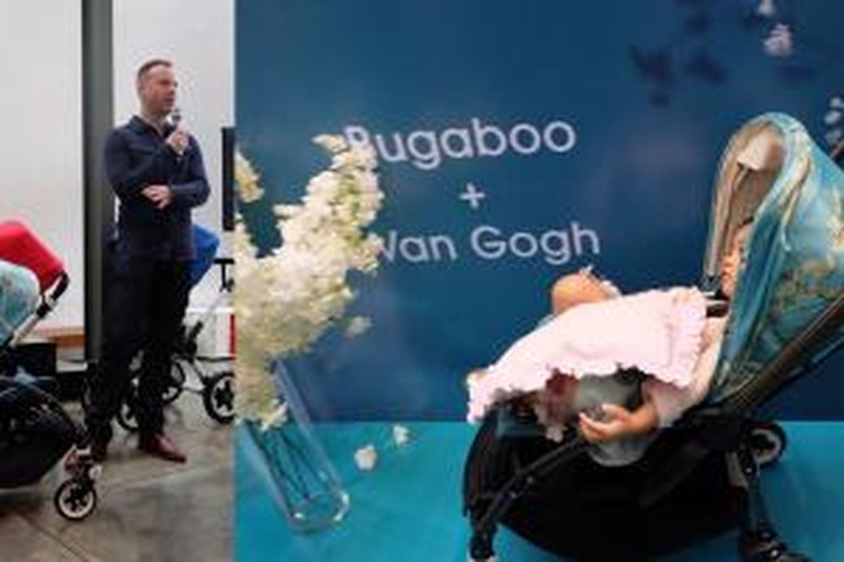 Mark van Tol, selaku Marketing Communication Manager dari brand kereta bayi internasional Bugaboo, dalam acara peluncuran kolaborasi koleksi Bugaboo dengan Vincent van Gogh di Dia.Lo.Gue Artspace, Kemang, Jakarta (17/4/2015).