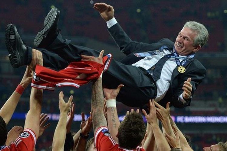 Pelatih Bayern Muenchen, Jupp Heynckes, diangkat para pemainnya setelah tim mereka juara Liga Champions 2012-13 dengan mengalahkan Borussia Dortmund 2-1 pada final di Stadion Wembley, Inggris, Sabtu atau Minggu (26/5/2013) dini hari WIB.