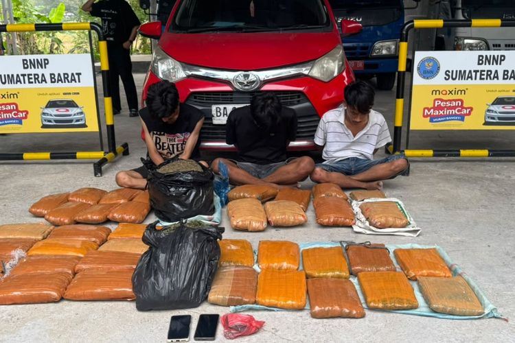 Kurir 44 Kg Ganja Jaringan Sumut-Sumbar Ditangkap, Dihadang BNNP Sumbar di SPBU