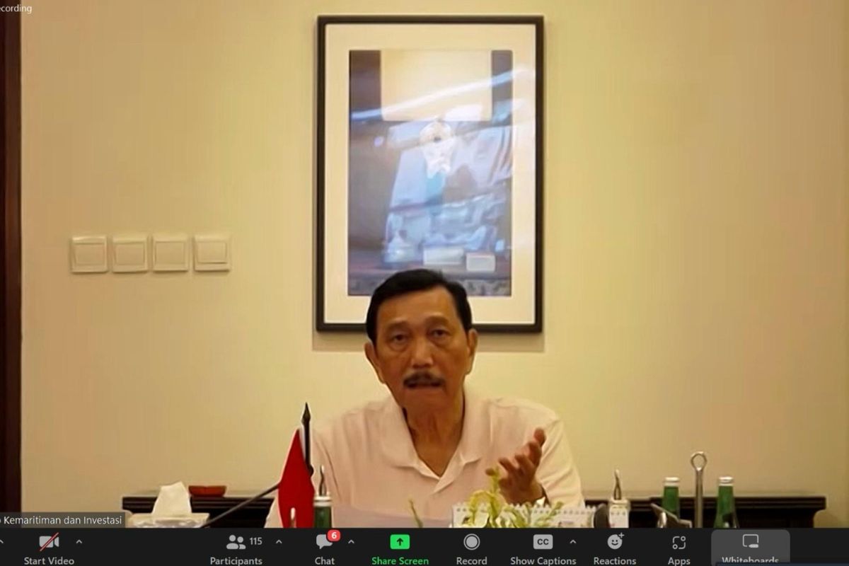 Menteri koordinator Bidang Kemaritiman dan Investasi Luhut Binsar Pandjaitan saat Rapat Koordinasi (Rakor) Percepatan Perolehan Tanah di IKN, Senin (19/2/2024).