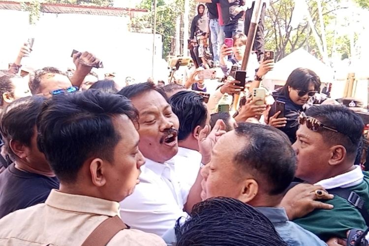 Detik-detik Kericuhan Sidang Sudewo, Massa Pendukung Dorong Jaksa KPK dan Kepung Mobil Tahanan