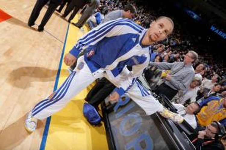 Pebasket Golden State Warriors, Stephen Curry tengah melakukan pemanasan jelang pertandingan melawan Utah Jazz pada lanjutan kompetisi NBA di Oracle Arena, Senin (18/11/2013).