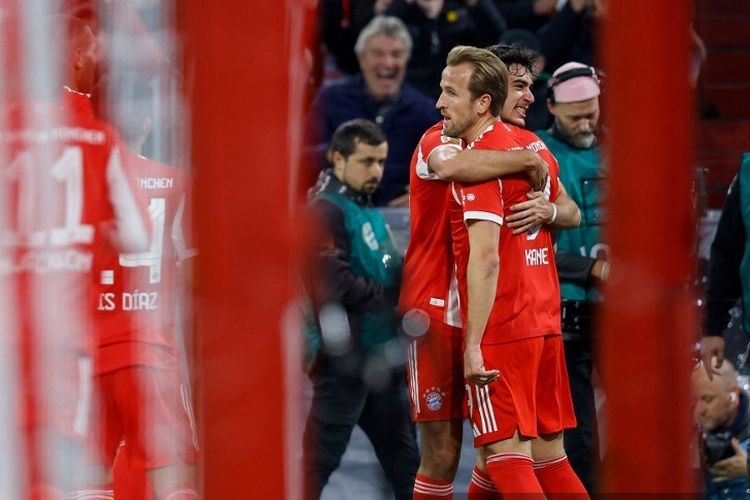 Harry Kane merayakan gol pembuka dengan rekan satu timnya dalam pertandingan sepak bola Bundesliga Bayern Muenchen vs Borussia Dortmund, di Muenchen, Jerman selatan pada 18 Oktober 2025. (Foto oleh Alexandra BEIER / AFP)