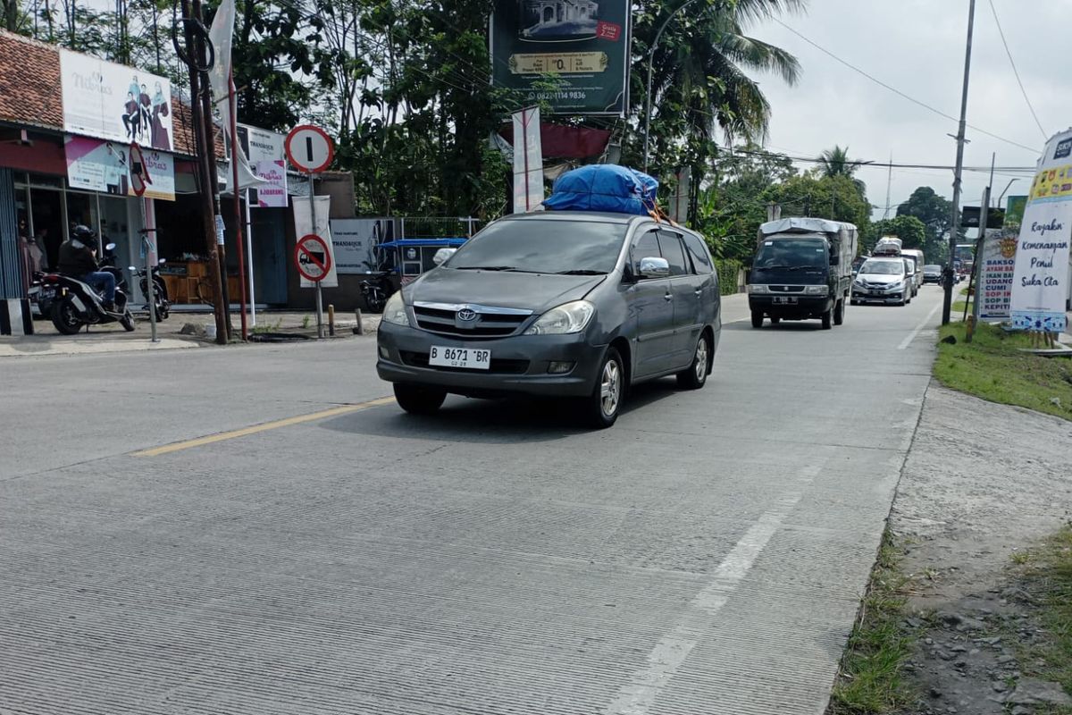 Arus lalu lintas di  simpang Ajibarang, Kabupaten Banyumas, Jawa Tengah, pada Selasa (18/4/2023).