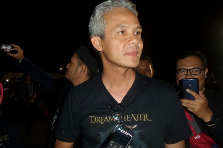 Gubernur Jawa Tengah Ganjar Pranowo menghadiri festival musik JogjaRockarta yang digelar di Stadion Kridosono, Yogyakarta, Jumat (29/9/2017).