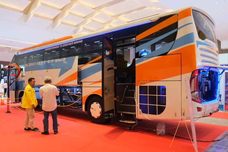 UI dan Petrosea memamerkan bus listrik hasil konversi pada pameran Busworld Southeast Asia 2024