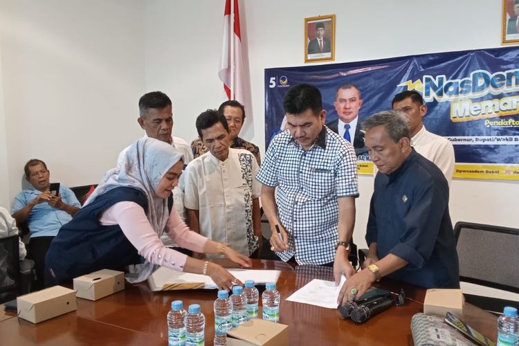 Naziarto saat mendaftar di kantor NasDem Bangka Belitung sebagai calon gubernur, Selasa (7/5/2024).